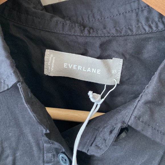 NWT Everlane Way Short Button Down Shirt in Black (Size Small) - Picture 2 of 6